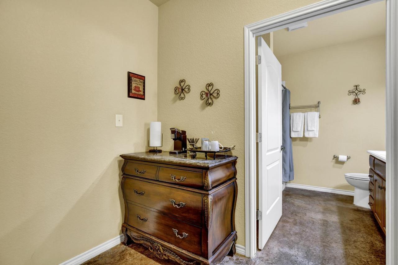 Romantic Oasis With Hot Tub Near Fred And Wineries! Fredericksburg Bagian luar foto