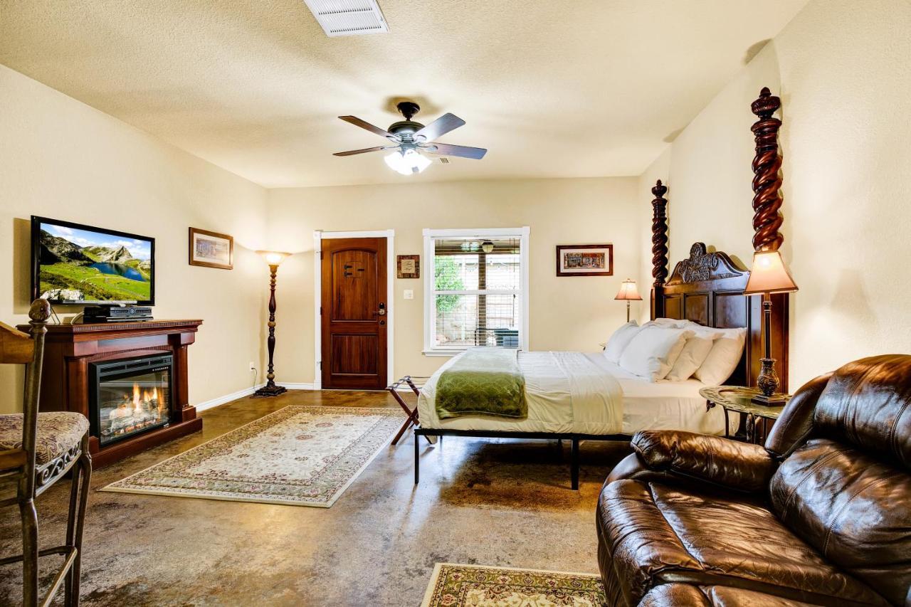 Romantic Oasis With Hot Tub Near Fred And Wineries! Fredericksburg Bagian luar foto