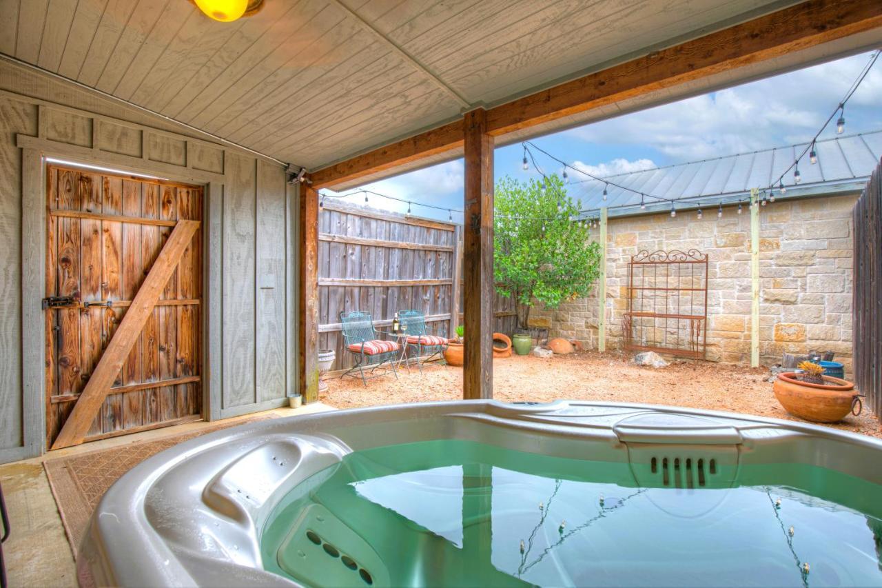 Romantic Oasis With Hot Tub Near Fred And Wineries! Fredericksburg Bagian luar foto