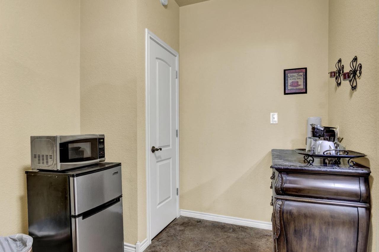 Romantic Oasis With Hot Tub Near Fred And Wineries! Fredericksburg Bagian luar foto