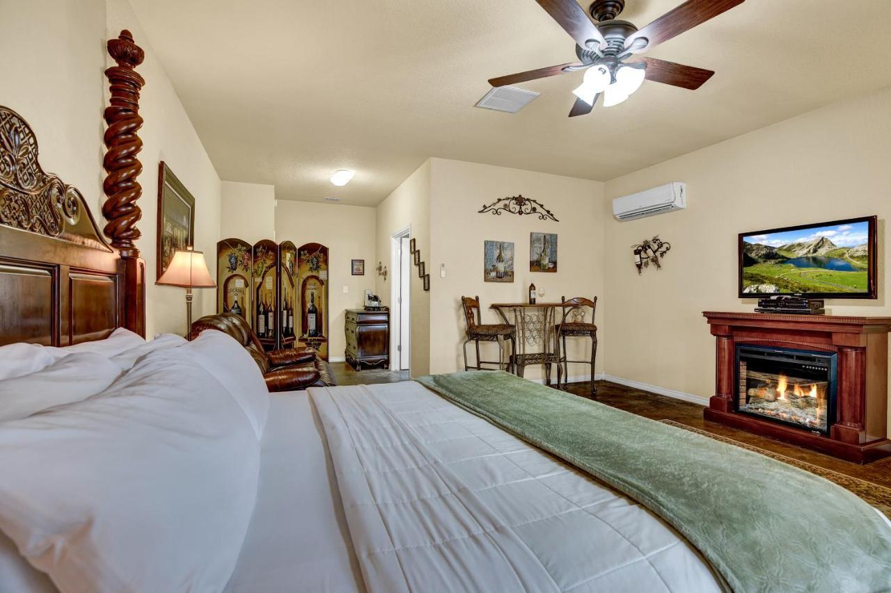 Romantic Oasis With Hot Tub Near Fred And Wineries! Fredericksburg Bagian luar foto